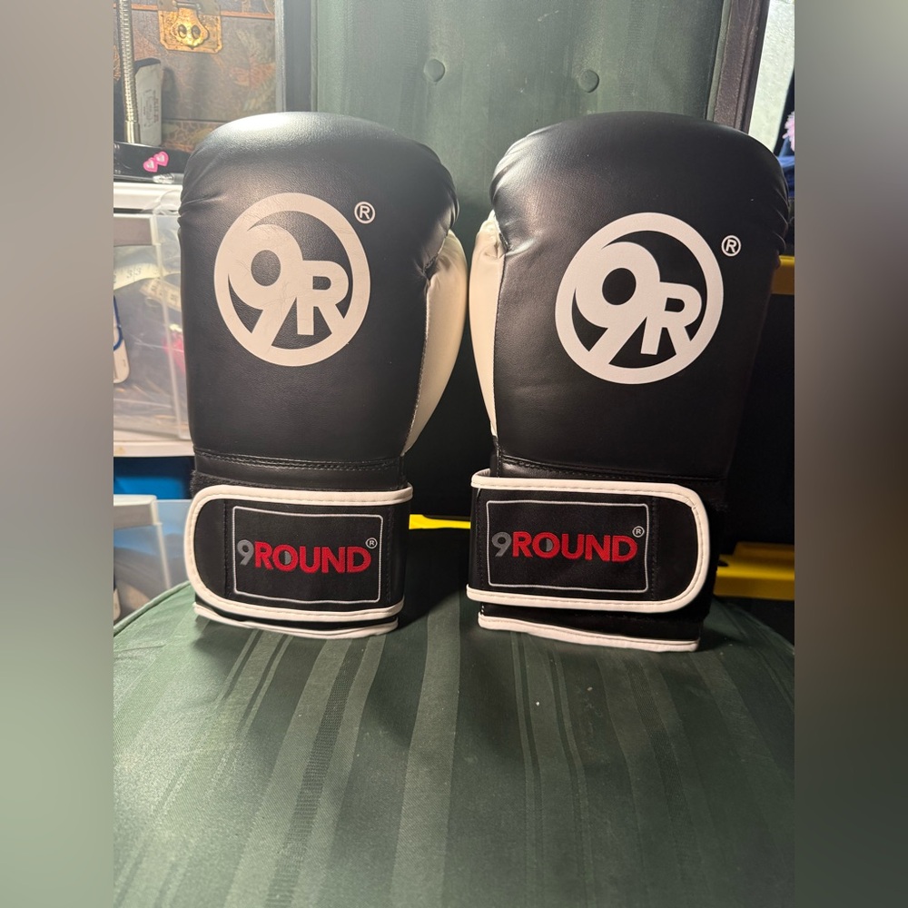 9Round‎ Boxing Gloves Black and White